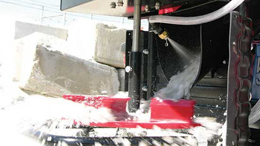 Salter equipped with a liquid pre-wet system