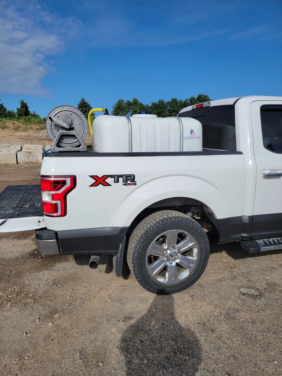 Liquids Revolution 200 gallon sidewalk sprayer pickup fitment view